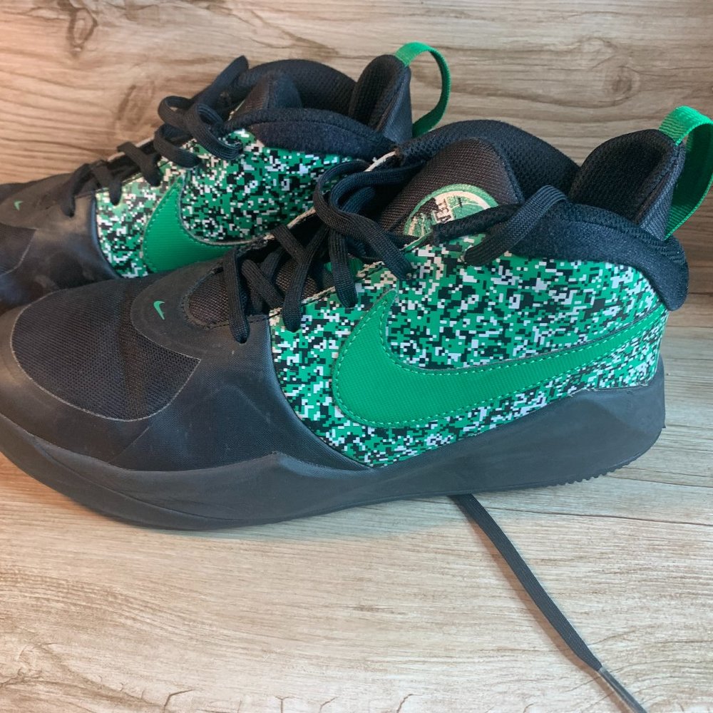 Nike Team Hustle D 9 Digi  Kids DC1992-001 Black Green Sneakers - Size 6.5Y